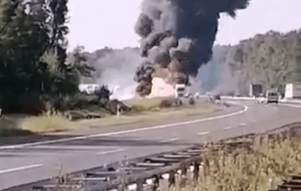 STRAVIČAN UDES U HRVATSKOJ: DVE OSOBE POGINULE, eksplozije konstantne, vatra guta kamione! (VIDEO) 